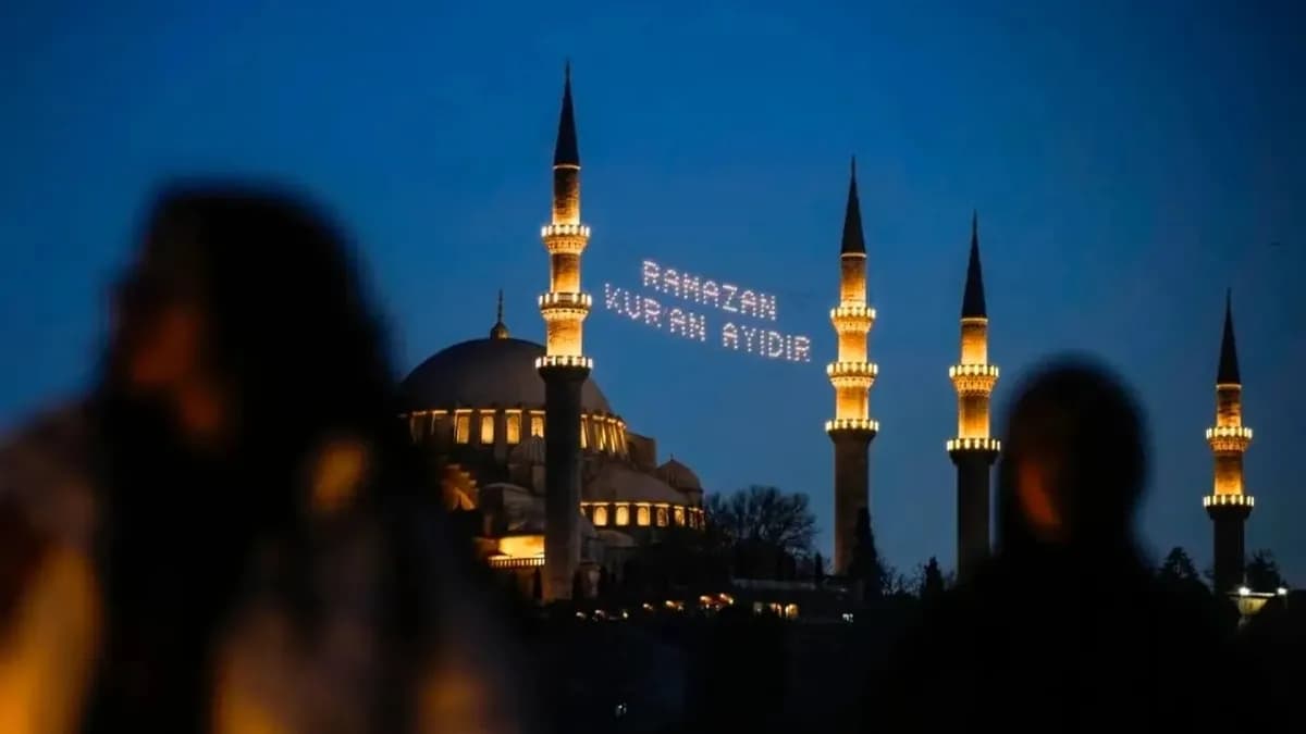 Ramazan ayını simgeleyen hilal ve cami silüeti