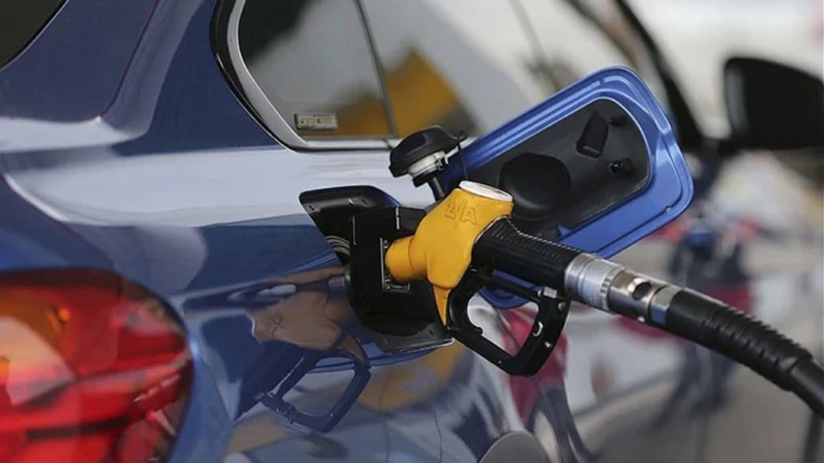Akaryakıt istasyonunda motorin pompası ve yakıt fiyat panosu