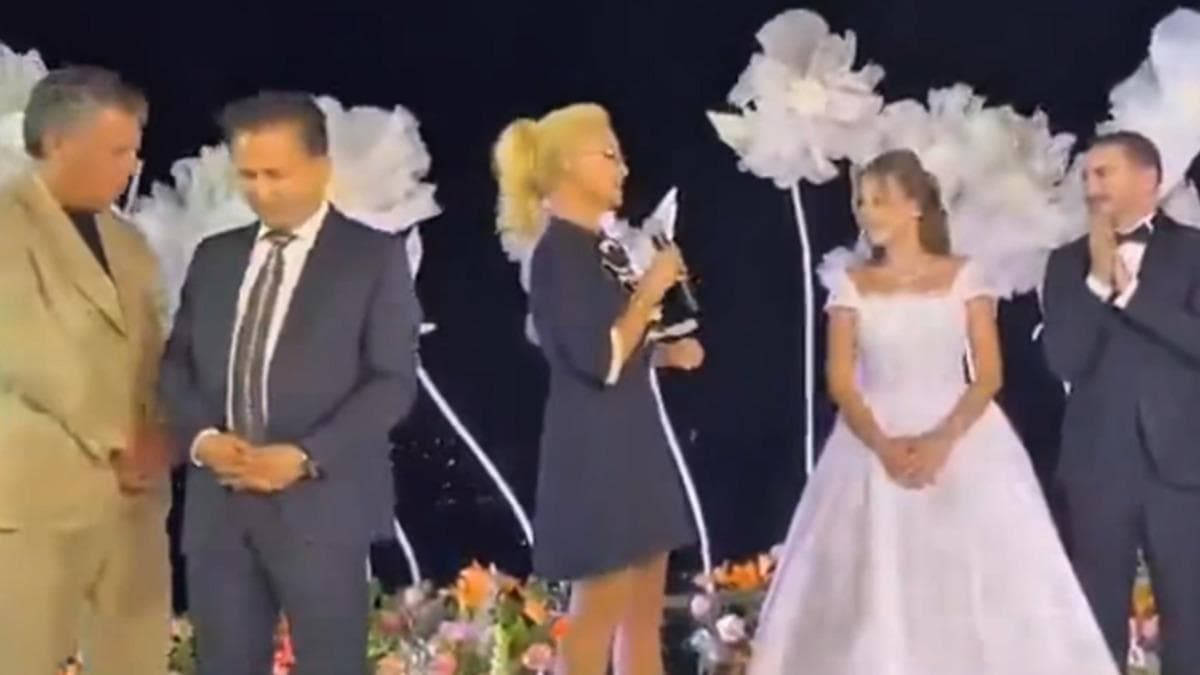 Cemile Sultan Korusu'ndaki düğün töreninde sahnede mikrofonla konuşan Müge Anlı.