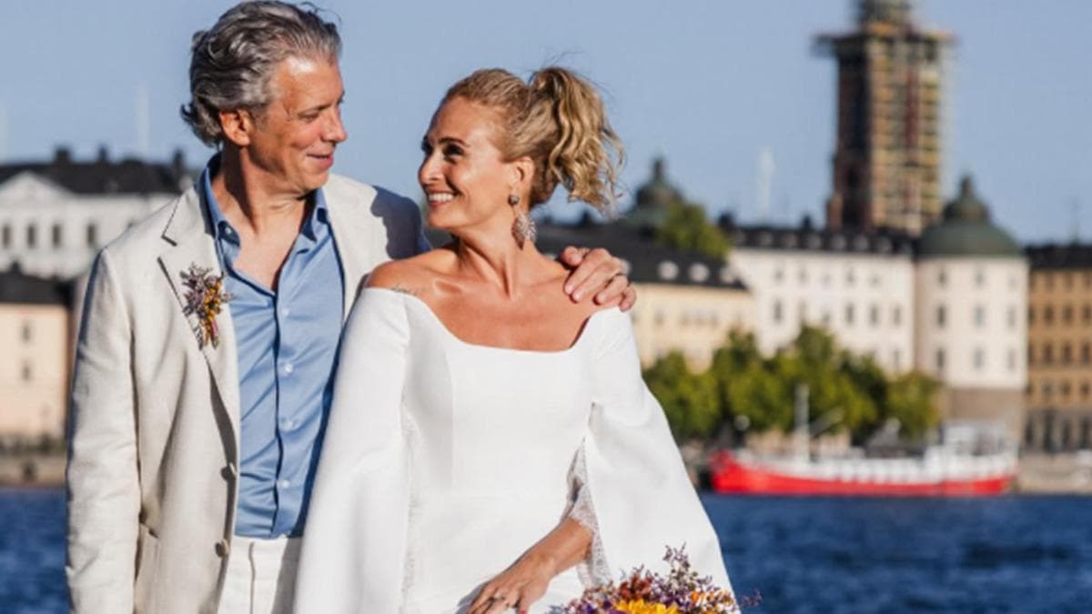 Ceyda Düvenci ve Güçlü Mete, Stockholm’deki nikâh töreninin ardından birlikte.