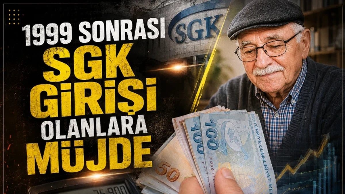 Küçük bir esnaf dükkânında evrak ve hesap makinesiyle çalışan kişi.