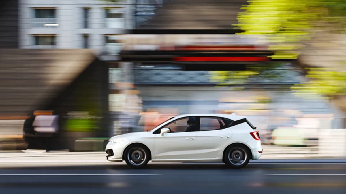 Japonya'da kaldırımı ve orta şerit çizgisi bulunmayan dar bir sokakta hız limitini gösteren trafik levhası