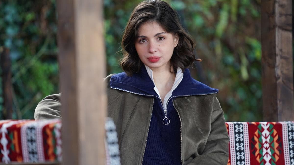 Zeynep Atılgan’ın sade bir arka plan önünde, yüzü net biçimde görülen doğal bir portresi.