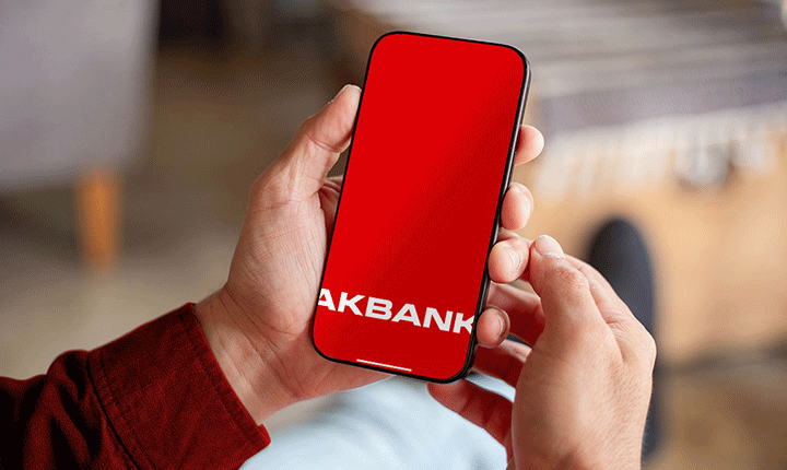 Emekli maaş promosyonu için bankacılık uygulamasını kullanan bir kişi ve promosyon ödemesini temsil eden görsel ögeler.