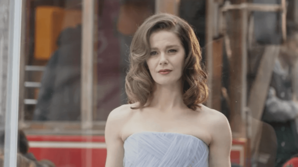 Burcu Biricik, Ayvalık’ta doğayla iç içe bir ortamda görülüyor.