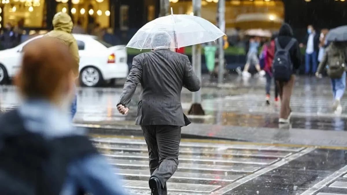 İstanbul'da güneşli ve parçalı bulutlu hava koşullarını gösteren şehir silüeti görseli