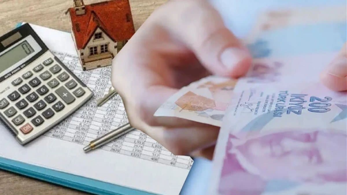 Takvim ve hesap makinesiyle kira sözleşmesi üzerinde artış oranını hesaplayan kiracı ve ev sahibi.