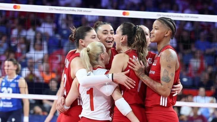 A Milli Kadın Voleybol Takımı oyuncuları CEV Avrupa Şampiyonası maçında mücadele ederken