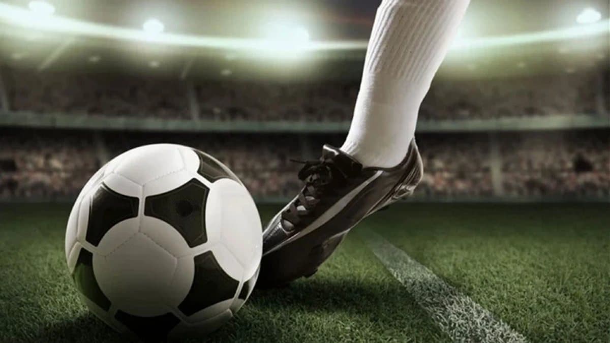 Futbol stadyumu ve transfer dönemini anlatan temsili bir görsel
