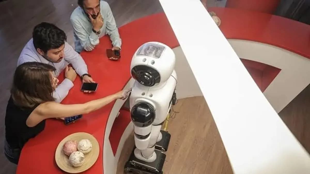 Bursa Ulutek Teknopark’ta danışma görevlisi olarak kullanılan yapay zeka destekli yerli robot Adam.