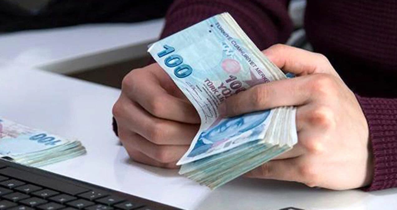 Türk Lirası banknotlar ve hesap makinesiyle memur maaşı hesaplaması