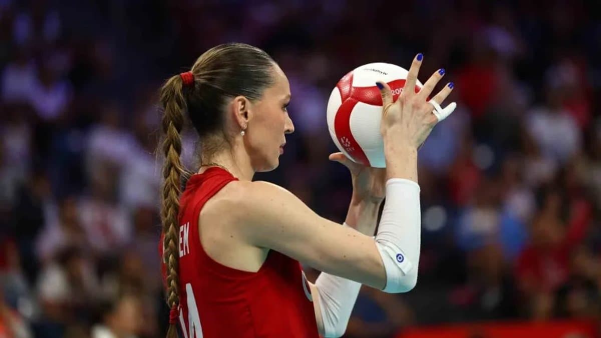A Milli Kadın Voleybol Takımı oyuncuları, CEV Avrupa Şampiyonası çeyrek final öncesi Sinan Erdem Spor Salonu'nda sahada.