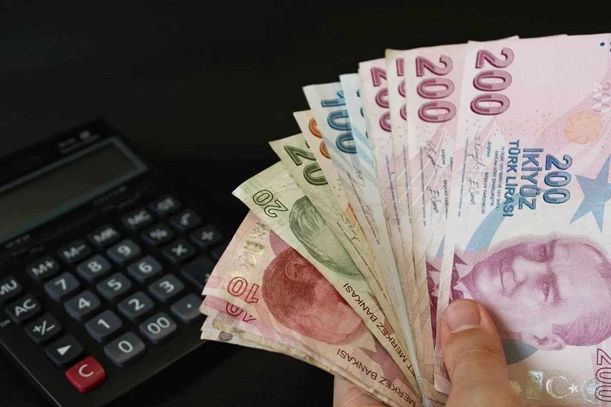 Masada hesap makinesi ve Türk lirası banknotların bulunduğu maaş zammı hesaplama sahnesi