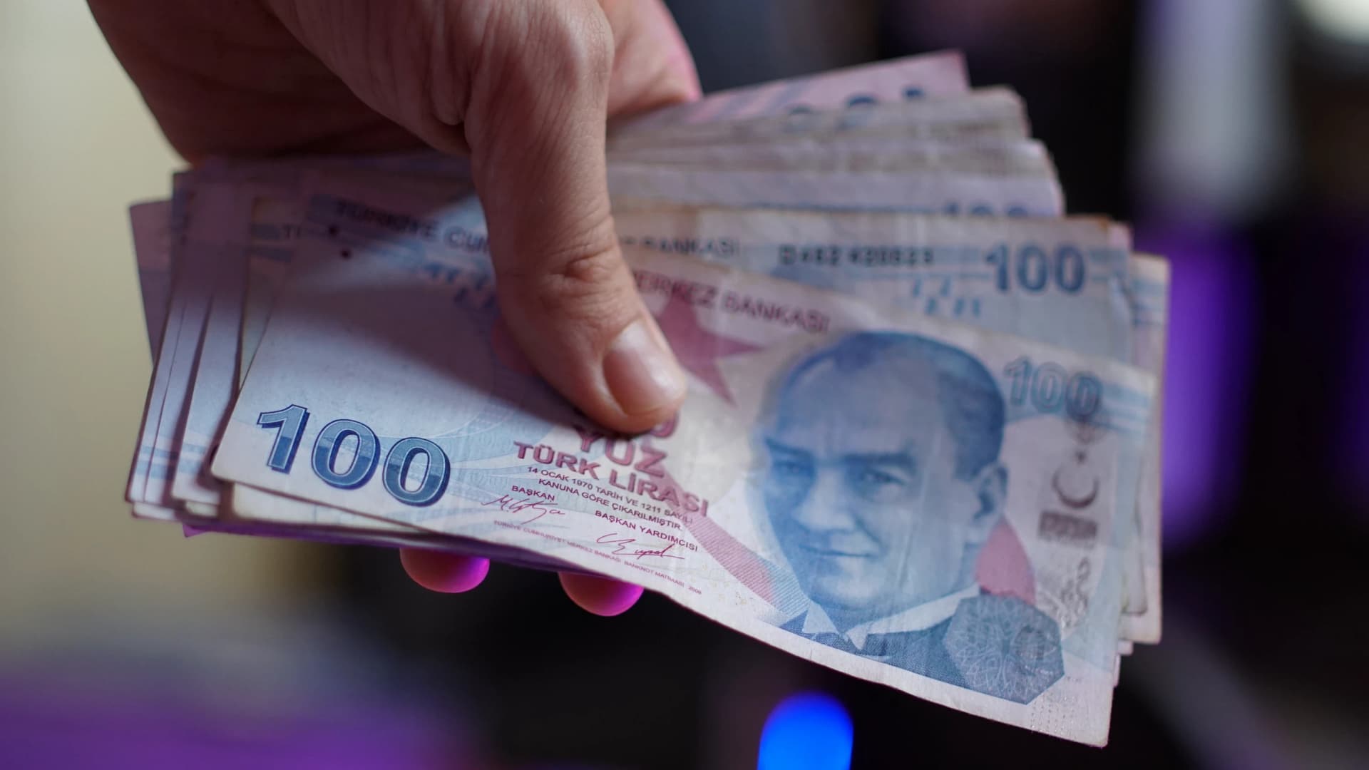 Cumhurbaşkanı Recep Tayyip Erdoğan ve eşi Emine Erdoğan, Sapanca kampındaki ekonomi toplantısında.