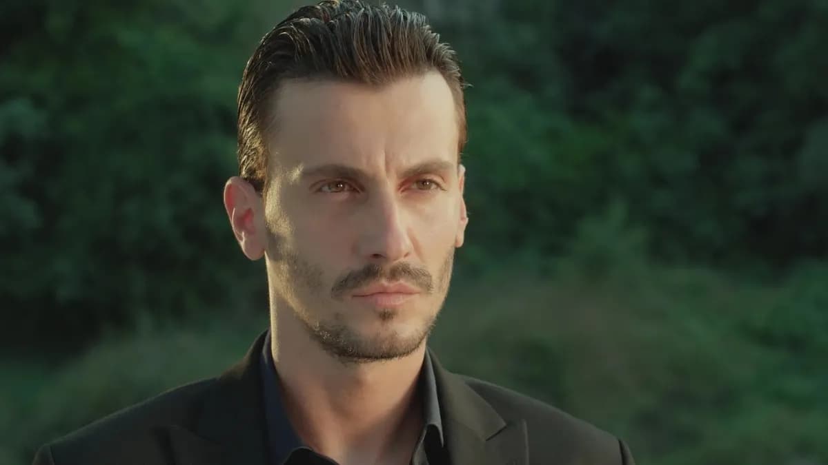 Mercan Köşk'ün Toprak'ı Bertan Asllani kimdir? Bertan Asllani kaç yaşında, nereli ve daha önce hangi dizilerde oynadı?