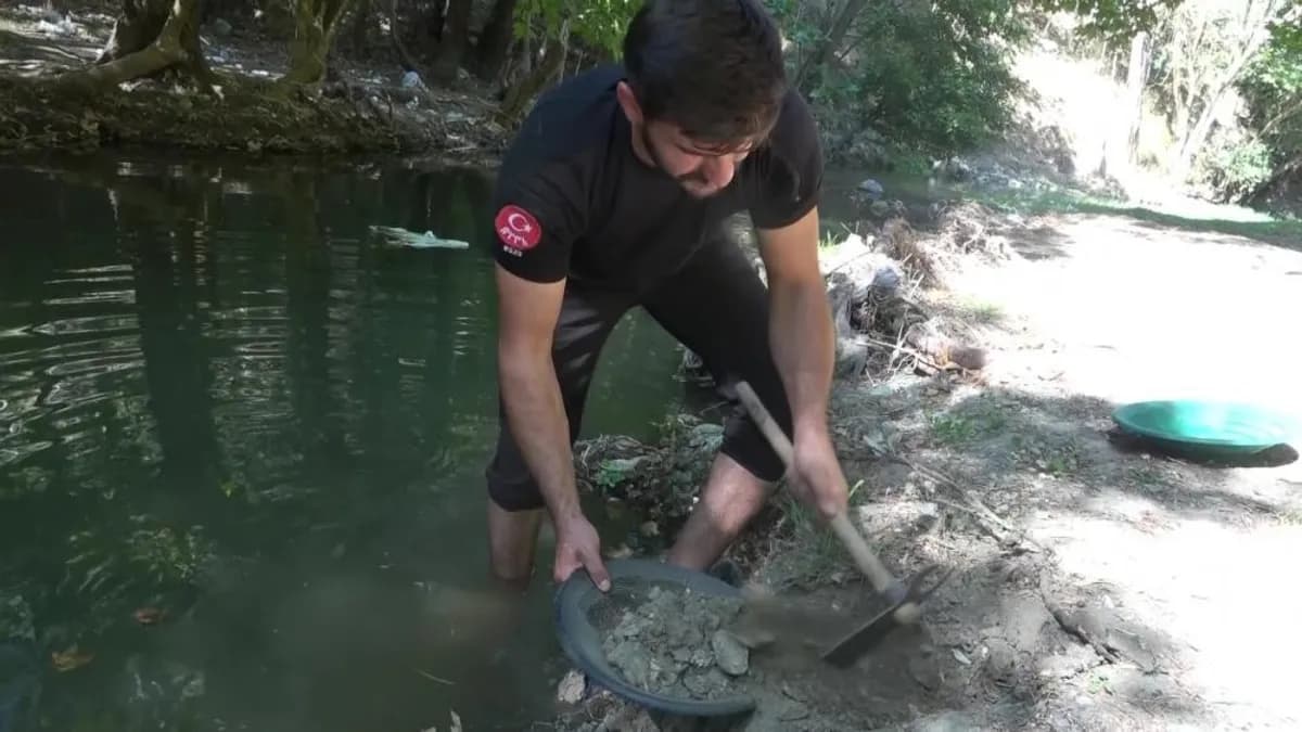 Karavanla gezip derelerden altın toplayan Emre Aydın kimdir, günde 4 gram altın bulduğu yer neresi? Derelerden altın çıkarma yöntemleri hangileri?