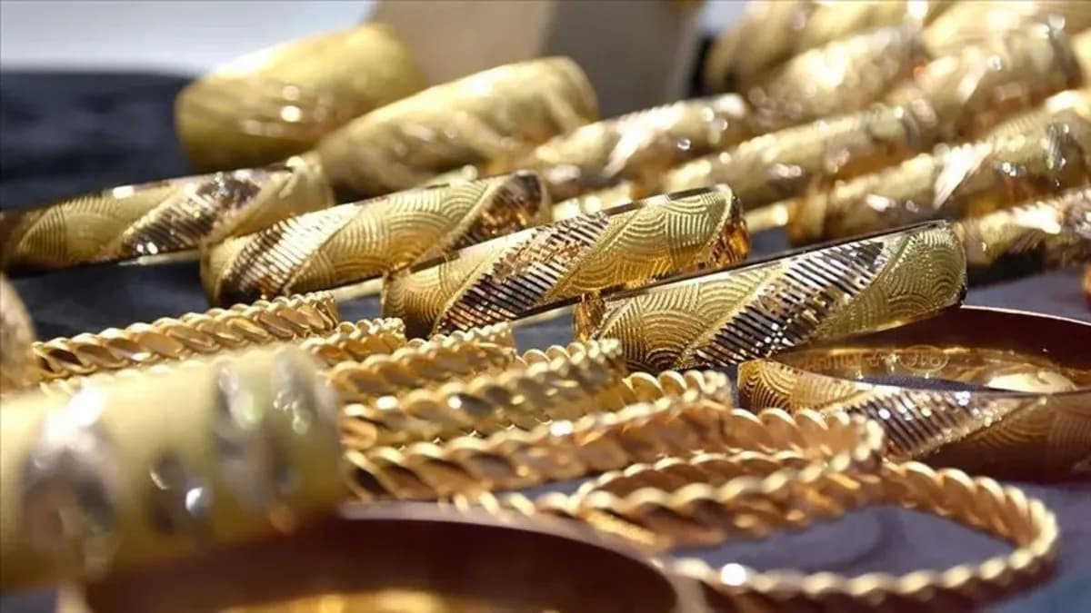 Kuyumcu dükkânında satışa sunulan altın bilezik ve takılar
