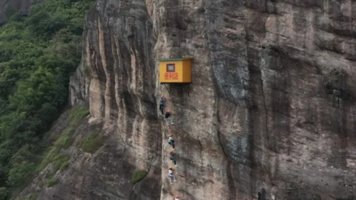 Çin'in Hunan eyaletindeki Shiniuzhai Ulusal Jeoparkı'nda kayalığa asılı dünyanın en sıra dışı bakkalı