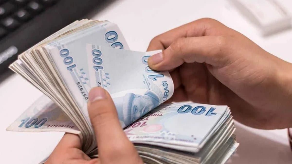 2027 asgari ücret zammı hesaplamasına ilişkin Türk lirası banknotlar ve hesap makinesi görseli