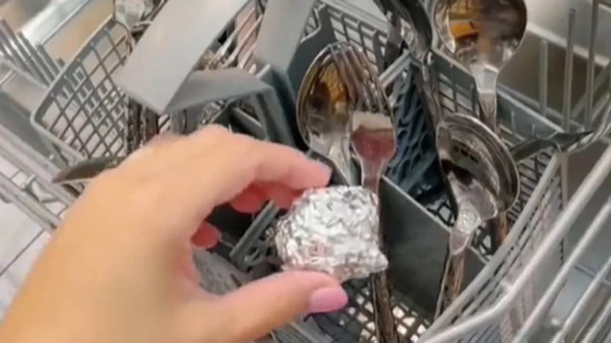 Bulaşık yıkarken alüminyum folyoyu makineye yerleştirmek ne işe yarar? Folyo topu çatal-kaşıklardaki mat görünümü giderir mi?