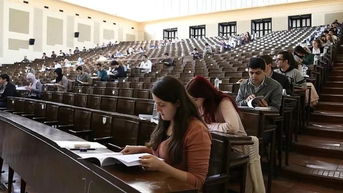 Yükseköğretim kurumlarında öğrencilerin eğitim gördüğü bir üniversite kampüsü