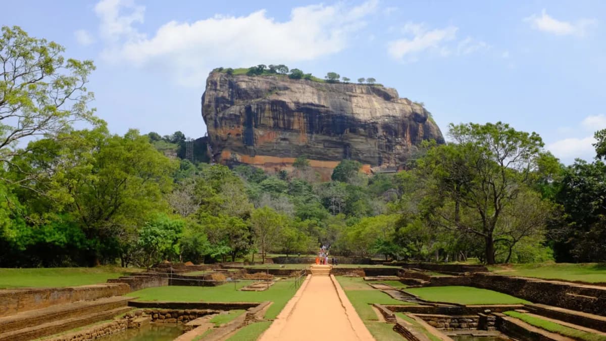 Sigiriya kaya kompleksindeki aslan kapısı kalıntıları ve kaya fresklerini gösteren fotoğraf