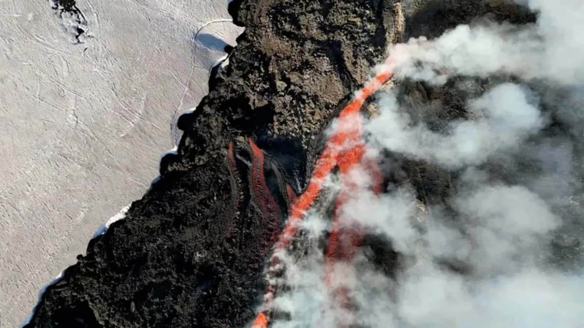 Saunders Adası'ndaki Mount Michael Yanardağı'nda uzaydan fark edilen ısı nedir, kalıcı lav gölü kaç derece ve nasıl görüntülendi?