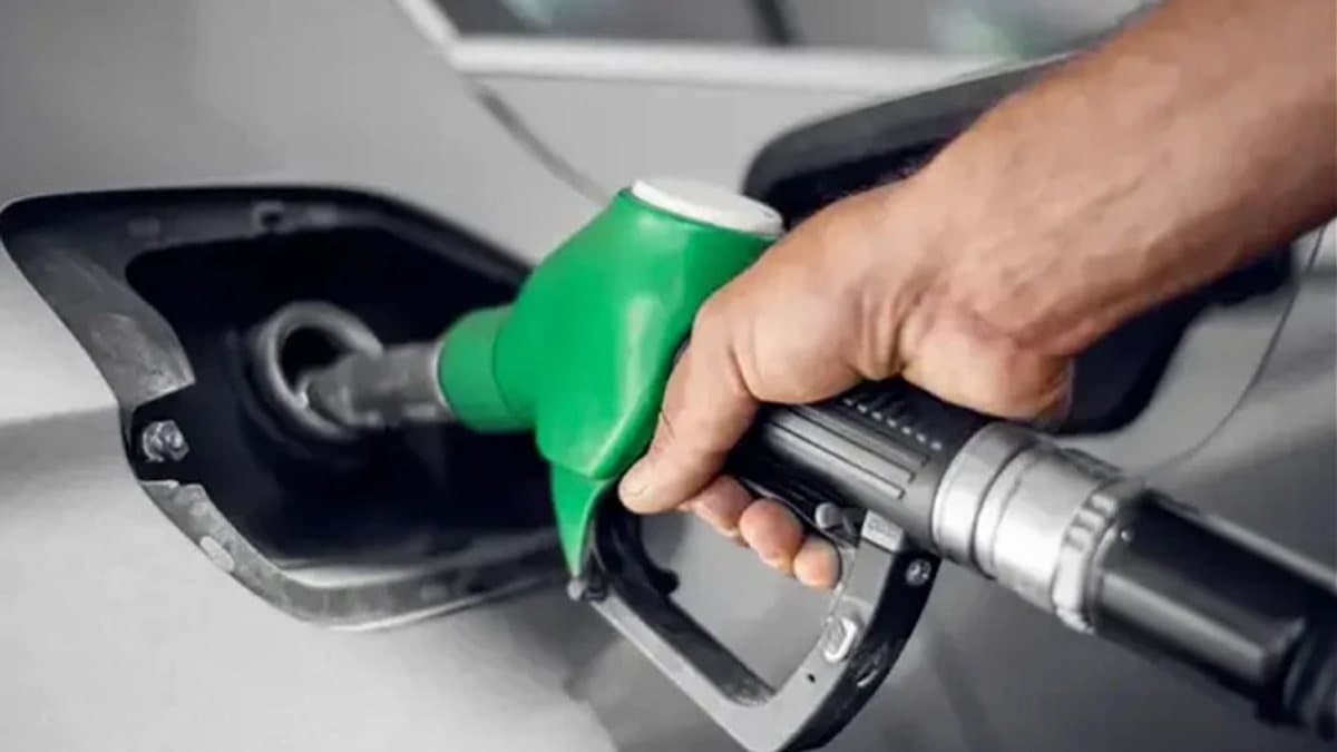 Akaryakıt istasyonu tabelasında benzin, motorin ve LPG litre fiyatlarını gösteren pompa göstergesi