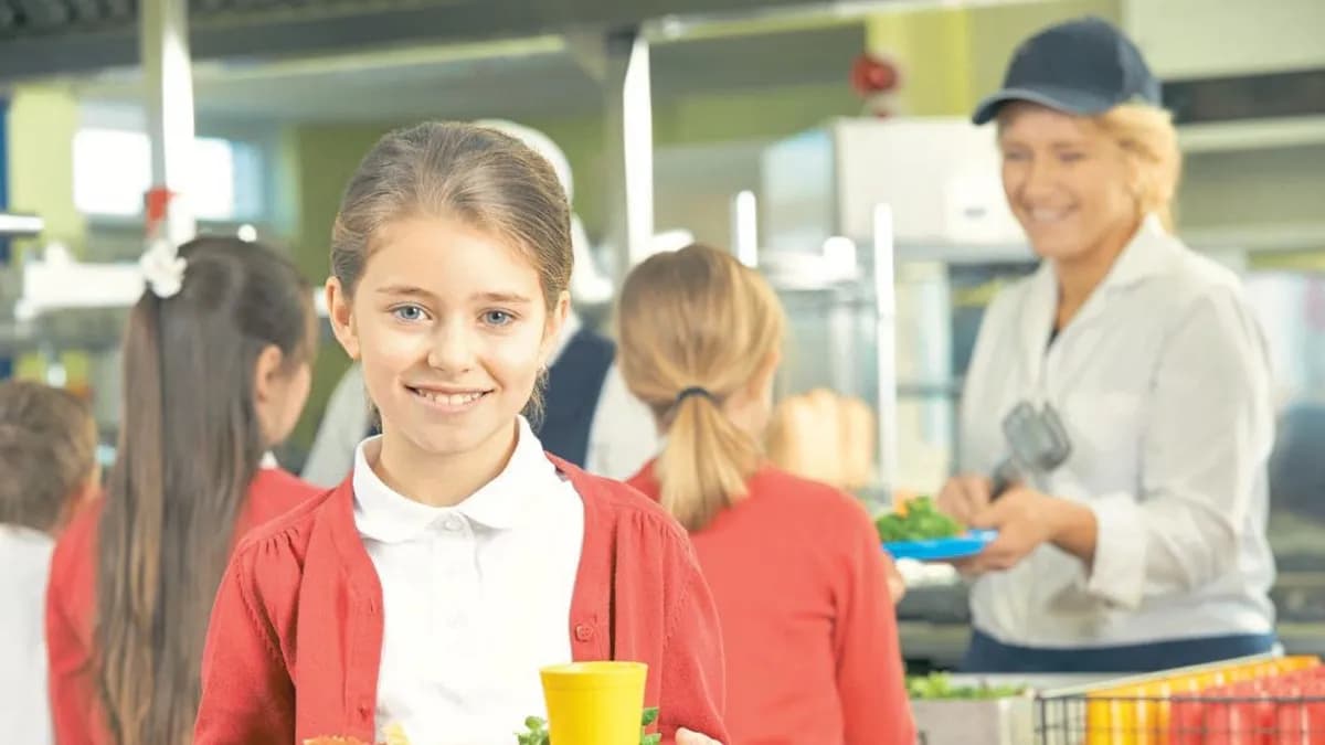 Okul kantininde sergilenen yiyecek ve içecekler