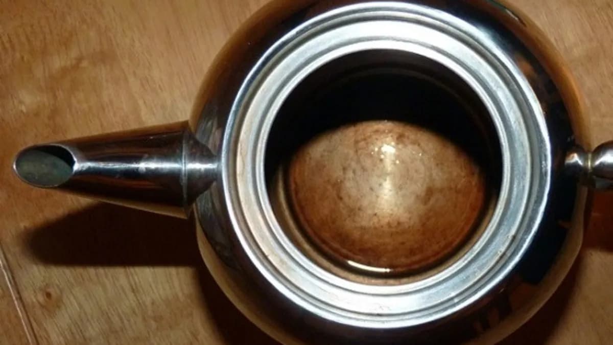 Karbonat ve beyaz sirke karışımının kararmış bir çaydanlık yüzeyine uygulanması