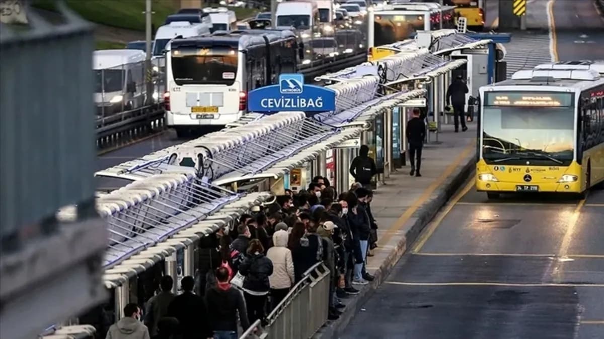 İstanbul'da okulların ilk gününde toplu taşıma araçlarının ücretsiz kullanımını konu alan temsili görsel