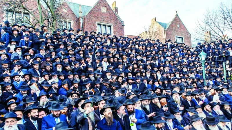 Brooklyn'de bir Yahudi mahallesinde görülen, geleneksel siyah kıyafetli Hasidik Yahudiler