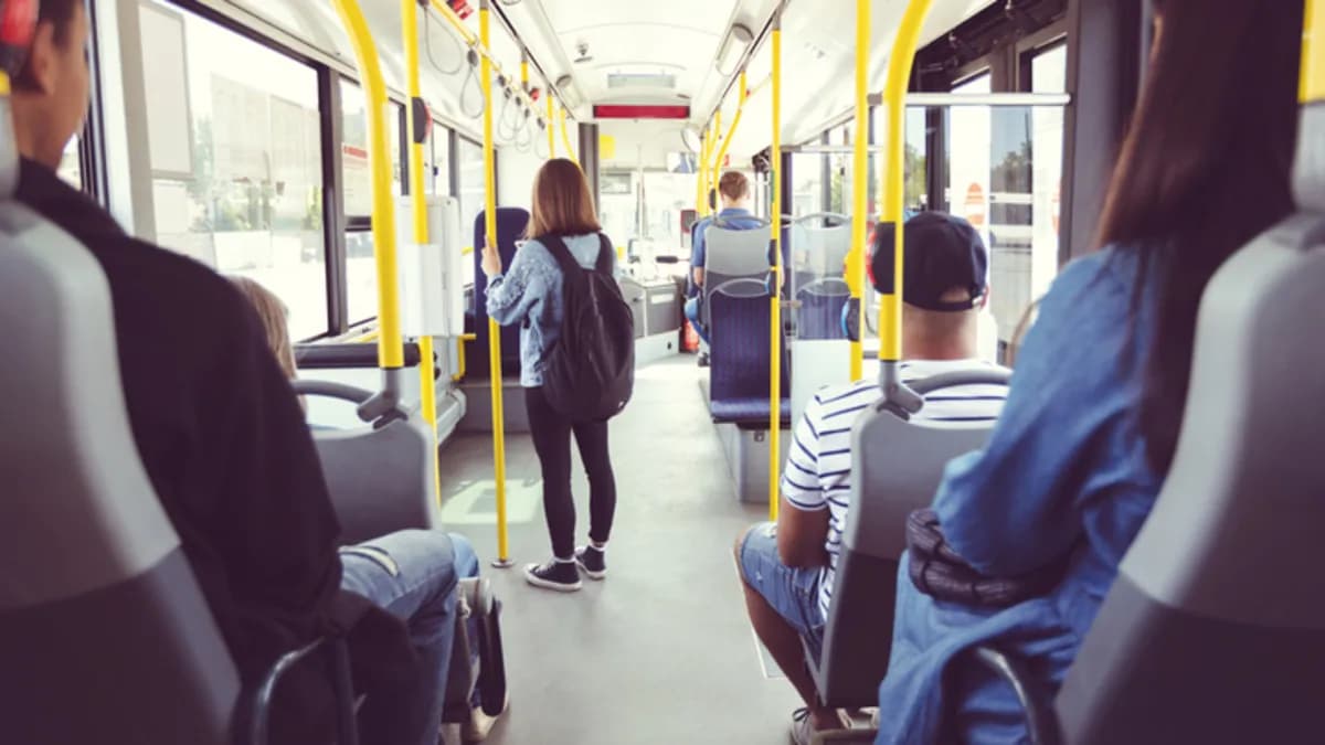 İstanbul'da toplu taşıma aracını kullanan yolcular