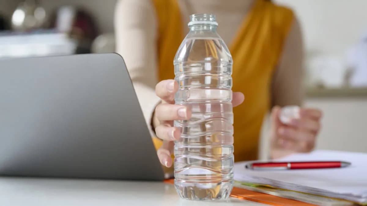 Plastik şişelerdeki girintiler ne işe yarar, sadece süs mü? Zikzak çizgilerin tutuş, dayanıklılık ve etiketleme sürecindeki işlevi