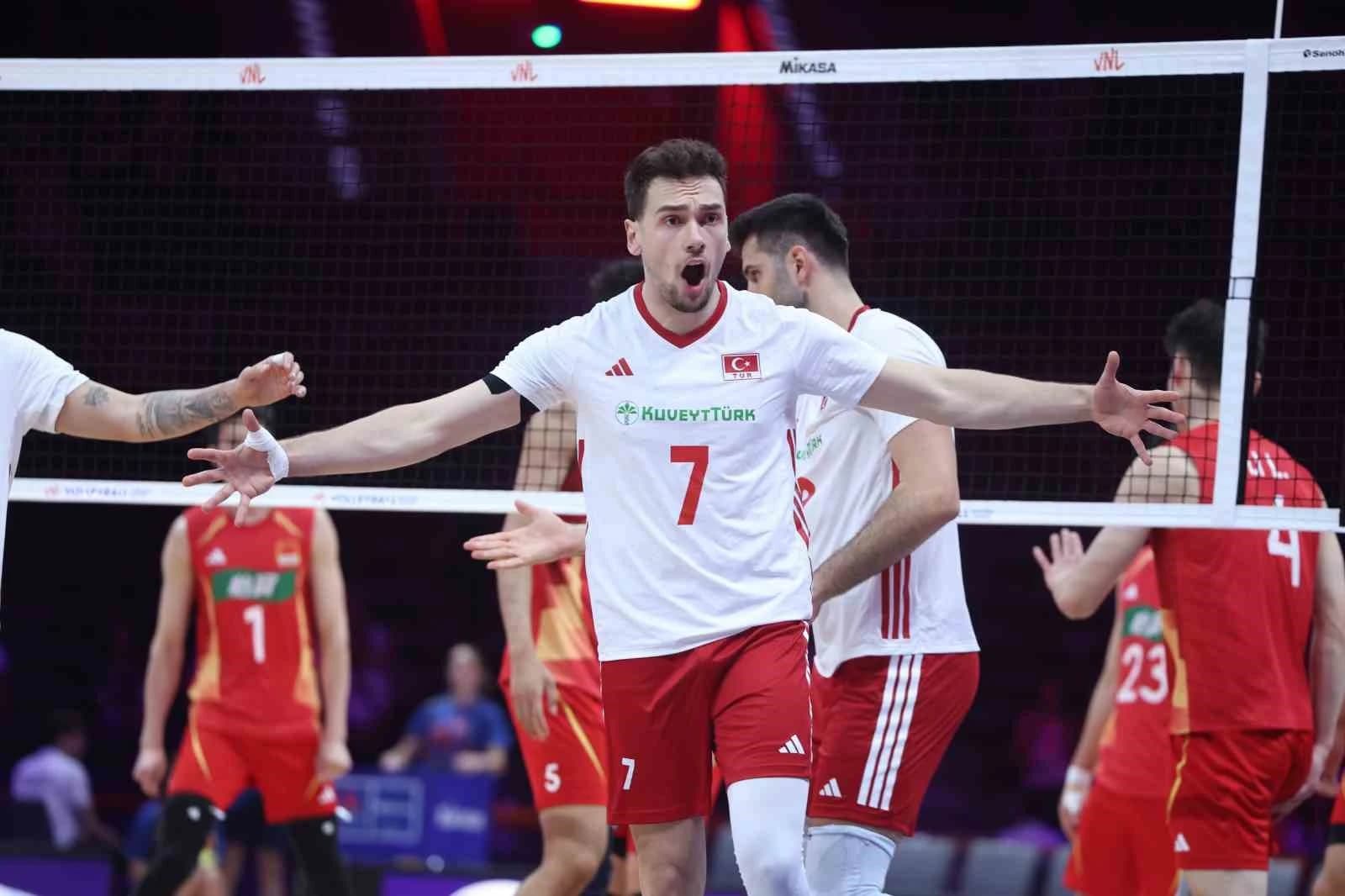 A Milli Erkek Voleybol Takımı oyuncularının 2026 Avrupa Voleybol Şampiyonası D Grubu maçı öncesinde sahada yer aldığı an