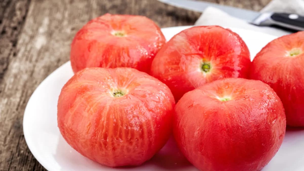 Domates nasıl kolayca soyulur? Aşçıların kaynar su ve buzlu su yöntemiyle domates kabuğu kaç saniyede çıkar, neden soğuk suya bırakılır?