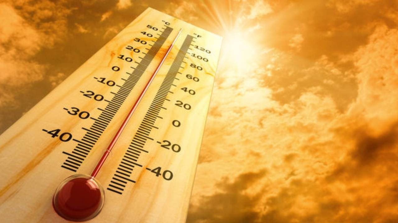 Güneşli bir günde, termometre yüksek sıcaklık gösteriyor.