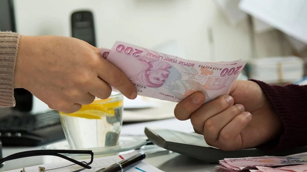 Bilgisayar ekranında kamu borçlarına dair başvuru formu görüntüsü.