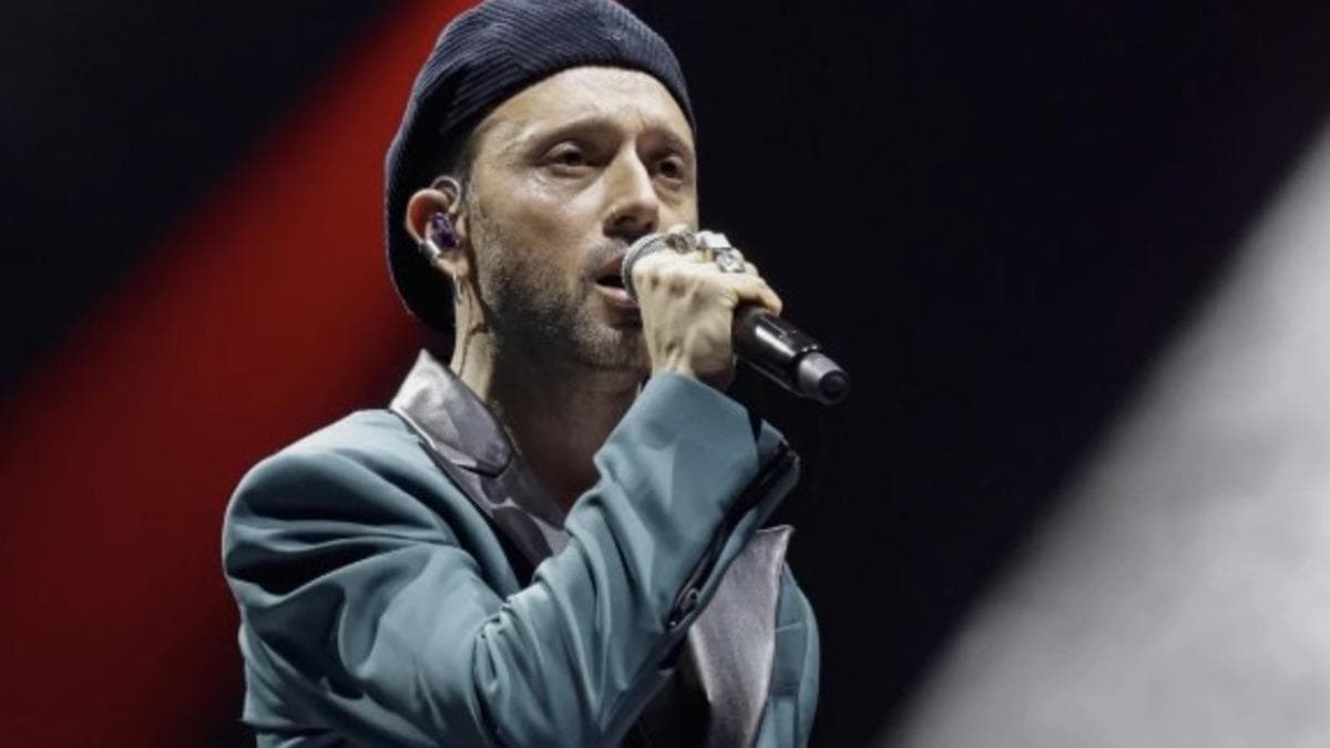 Mabel Matiz sahnede performans sergiliyor, arka planda renkli bir dekor.