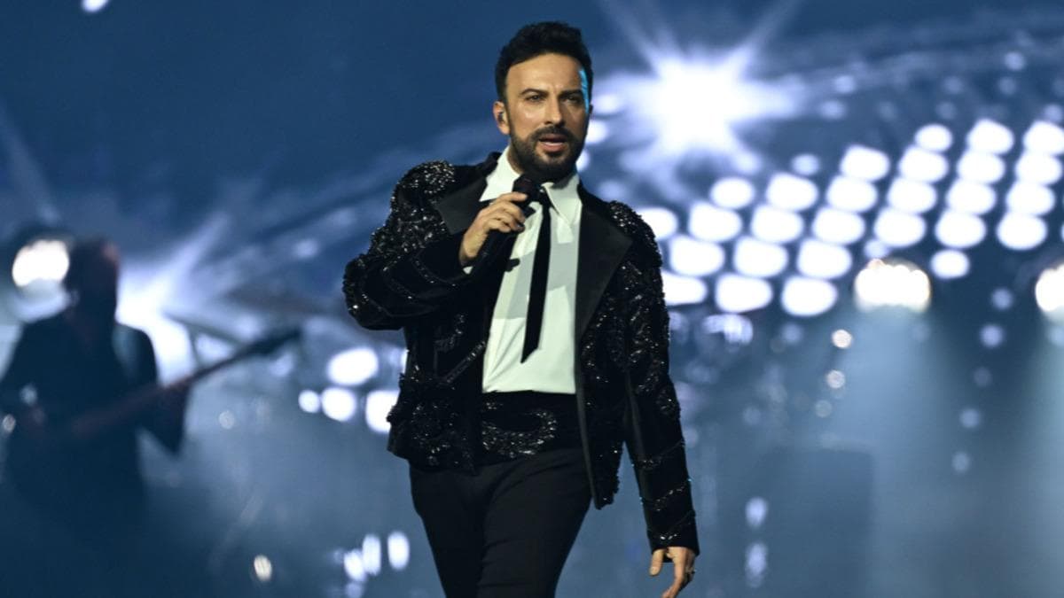 Tarkan, sahnede şarkı söylerken.