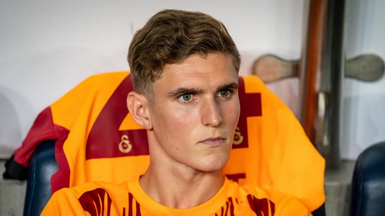 Elias Jelert, Galatasaray formasıyla sahada top sürerken