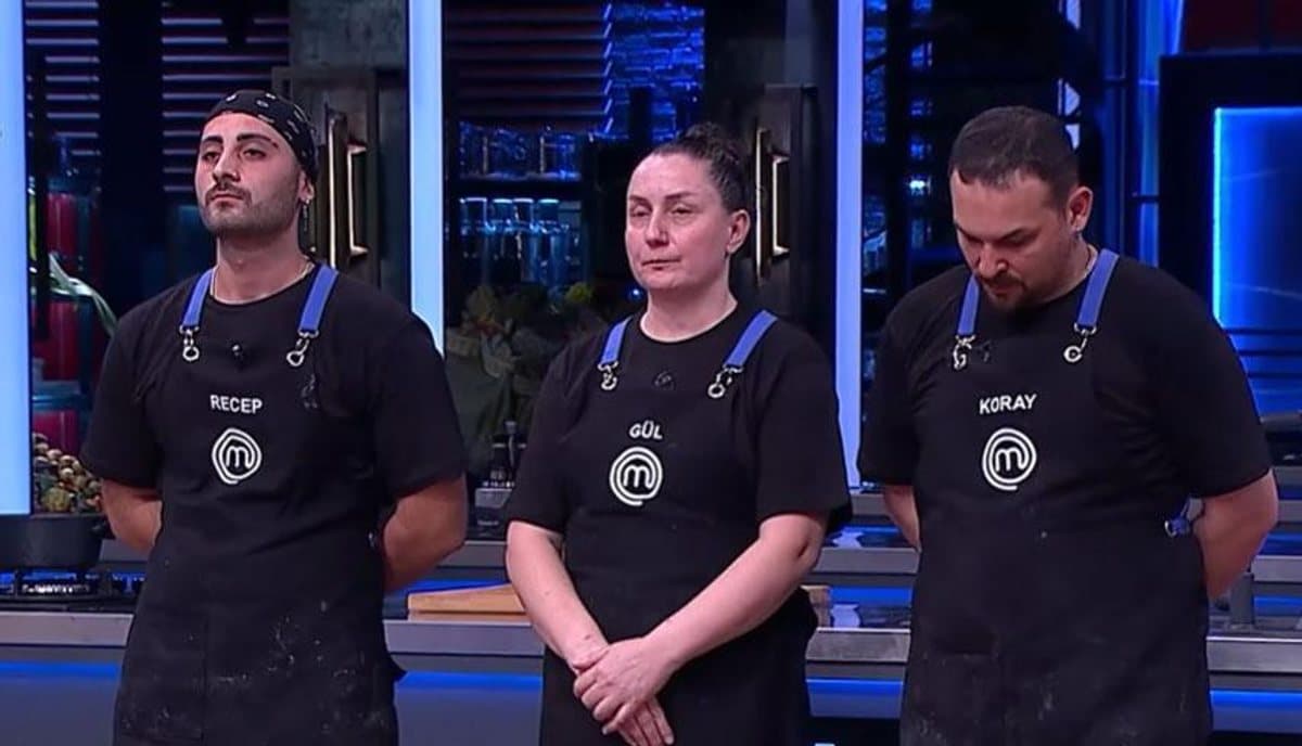 MasterChef Türkiye eleme gecesinde yarışmacılar ve yarışma mutfağı.