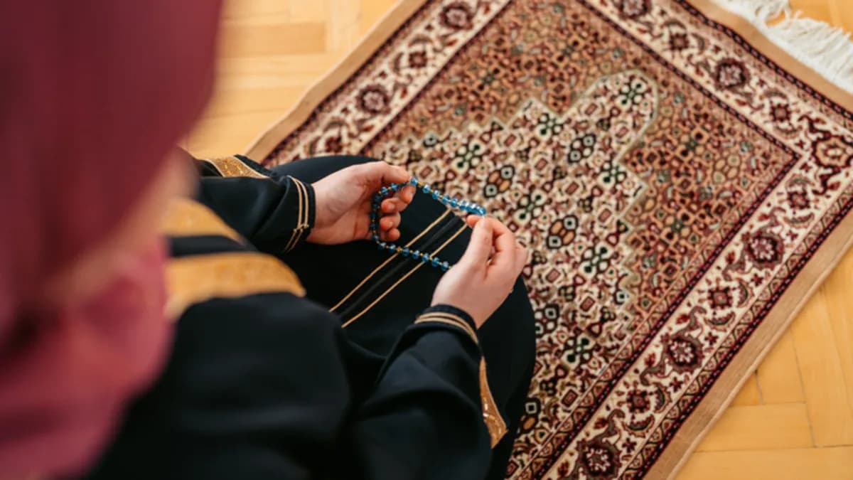 Tesbih namazı kılınışıyla ilgili ibadet temalı genel görsel.
