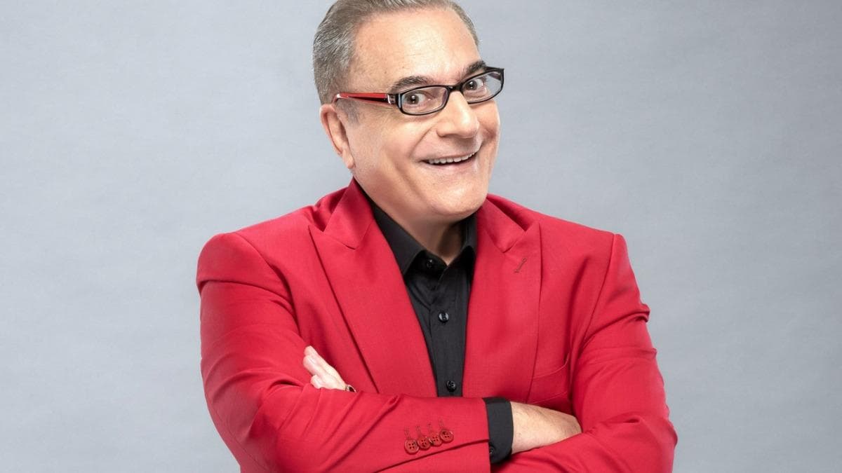 Mehmet Ali Erbil, Eskişehir'de düzenlenen Sıra Gecesi konseptli etkinlikte sahnede.