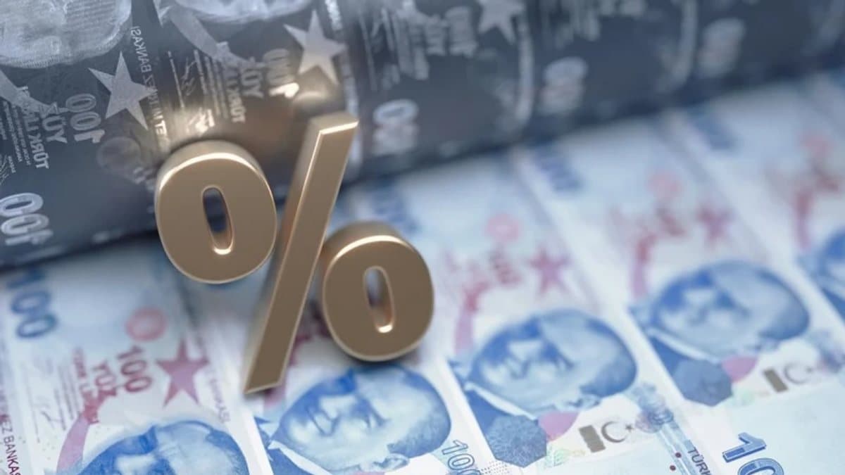 Türkiye Cumhuriyet Merkez Bankası binası önünde ekonomi verilerini çağrıştıran hesap makinesi ve not defteri detayları.