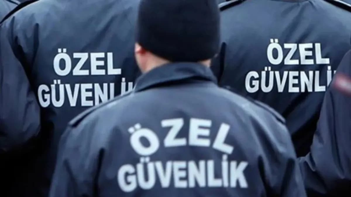 Okul girişinde görev yapan güvenlik görevlisi