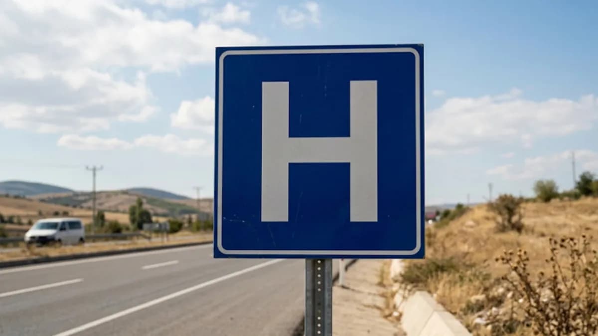 Yol kenarında H harfi ve beyaz elmas sembolü bulunan trafik levhaları.