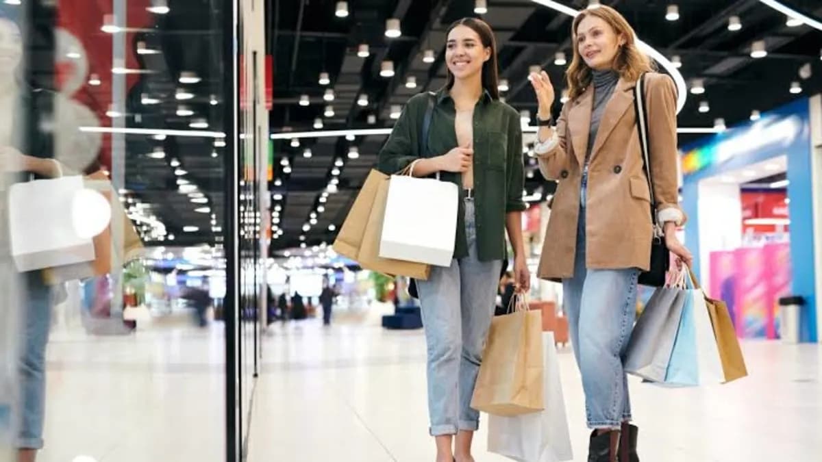 Leading Labels mağazasında kapanış ve indirim duyurusu bulunan vitrin