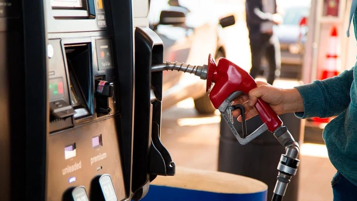 Akaryakıt istasyonunda benzin, motorin ve LPG fiyatlarını gösteren pompa tabelası