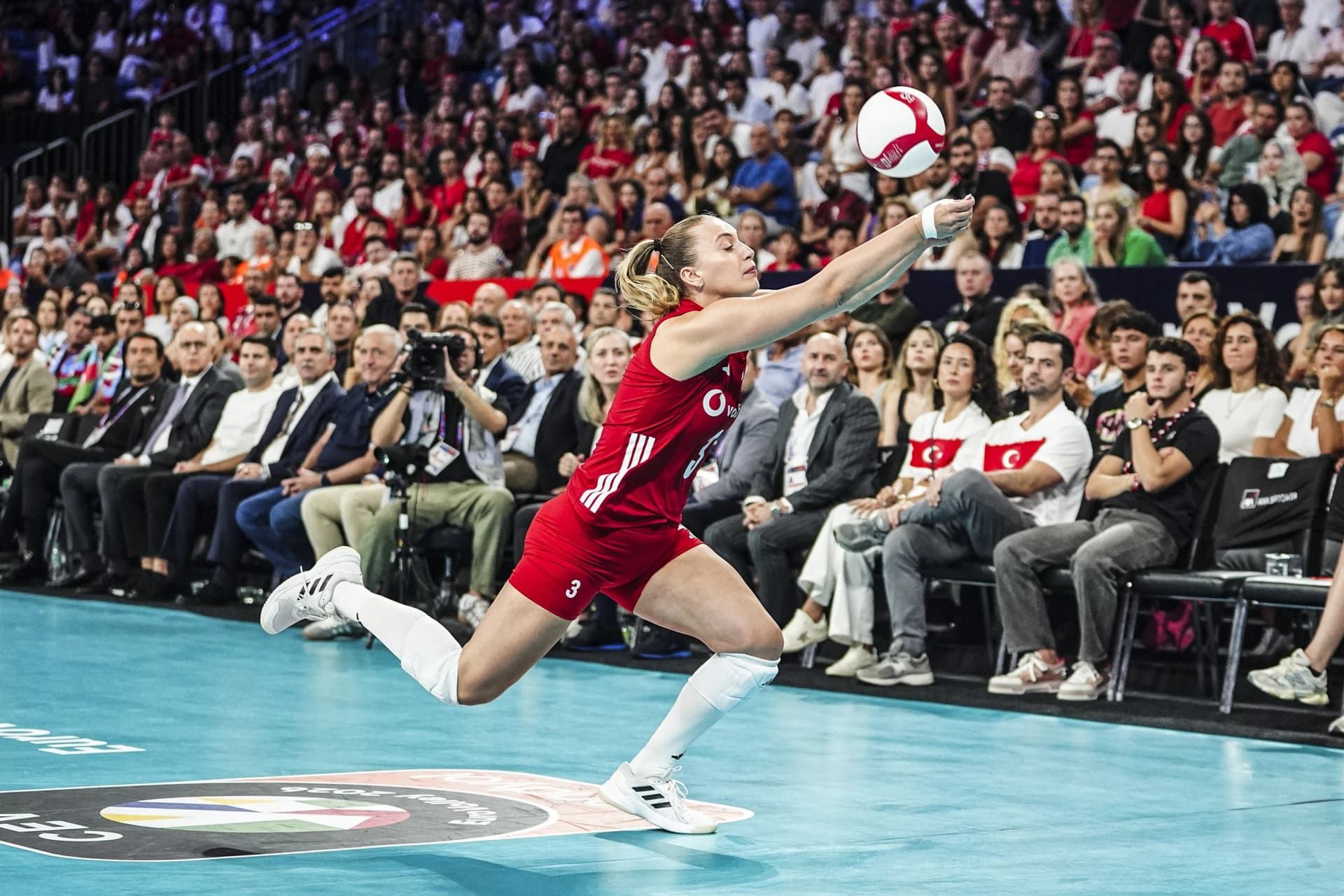 Filenin Sultanları, Avrupa şampiyonluğu için İtalya ile oynanan final maçı öncesinde Sinan Erdem Spor Salonu'nda.